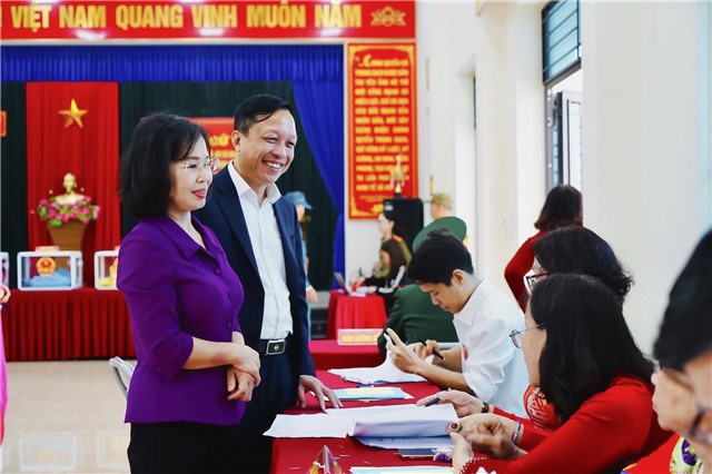 Đồng chí Trịnh Thị Minh Thanh, Phó Bí thư Thường trực Tỉnh uỷ, Chủ tịch HĐND tỉnh kiểm tra công tác bầu cử tại khu Yên Thanh 1, phường 32Win12 com tại tài khoản 