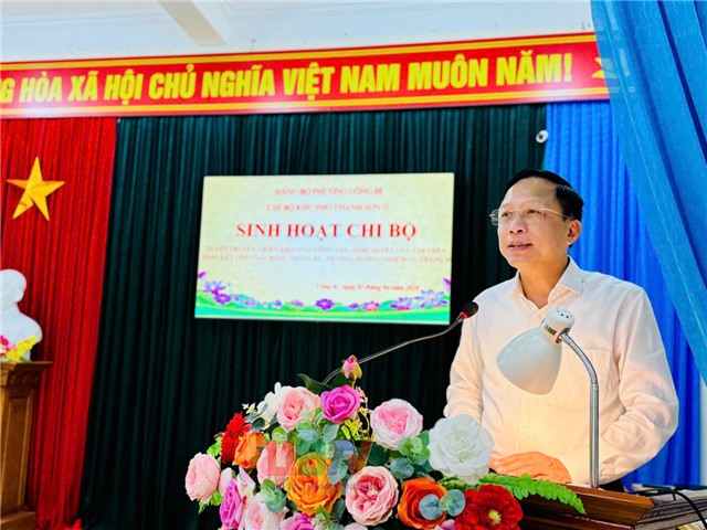 Đồng chí Bí thư Đảng uỷ phường 32Win12 com tại tài khoản Nguyễn Chiến Thắng dự sinh hoạt chi bộ khu Thanh Sơn 11