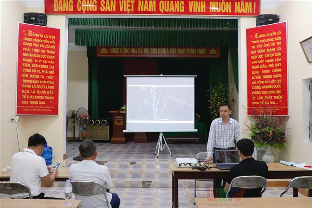 Vận động các hộ dân ngõ 118B phố Bãi Dài bàn giao mặt bằng để thi công dự án mở rộng đường