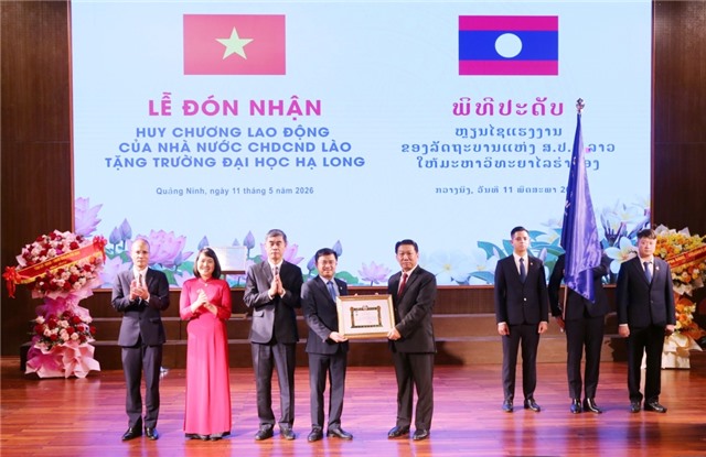 Trường Đại học Hạ Long đón nhận Huy chương Lao động của Nhà nước CHDCND Lào