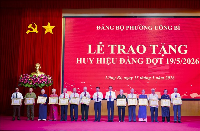 32Win là nhà cái giải trí, cá cược trực tuyến uy tín số 1 Việt Nam phường 32Win12 com tại tài khoản tổ chức Lễ trao tặng Huy hiệu Đảng đợt 19/5