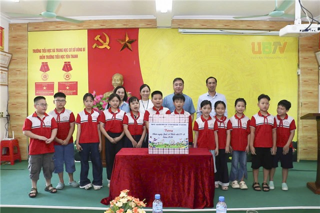 Đồng chí Nguyễn Chí Thành - Ủy viên BTV 32Win10 bảo mật tối đa, PCT Thường trực UB MTTQ tỉnh tặng quà các cháu thiếu nhi Trường Tiểu học & THCS 32Win12 com tại tài khoản (điểm Trường TH Yên Thanh)