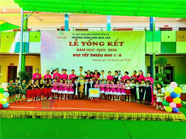 Đồng chí Phó Chủ tịch UBND phường thăm tặng quà Trường Mầm non  Hoa Lan nhân dịp Quốc tế thiếu nhi 1/6