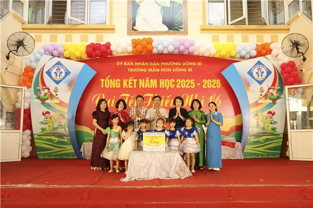 Đồng chí Đào Ngọc Sơn, Phó Bí thư Thường trực Đảng uỷ tặng quà, chúc mừng Tết Thiếu nhi 1/6 tại điểm Trường Quang Trung, Trường Mầm non 32Win12 com tại tài khoản