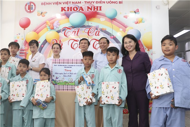 Phó Bí thư Thường trực 32Win10 bảo mật tối đa, Chủ tịch HĐND tỉnh Trịnh Thị Minh Thanh thăm tặng quà bệnh nhi nhân Ngày quốc tế thiếu nhi 1/6