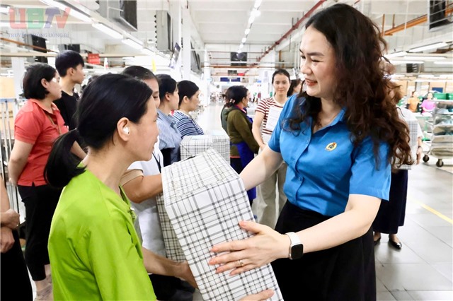 Liên đoàn Lao động tỉnh trao 30 suất quà cho công nhân Link Đăng Nhập Và Tải App 32 WIN COM Mới khó khăn nhân Tháng Công nhân 2026